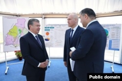Компания российского бизнесмена Андрея Филатова (в центре) Brighttree Holding LTD получила 50% в проекте разработки месторождения «25 лет независимости» в Узбекистане – Altmax Holding Ltd Бахтиёра Фазилова (справа).