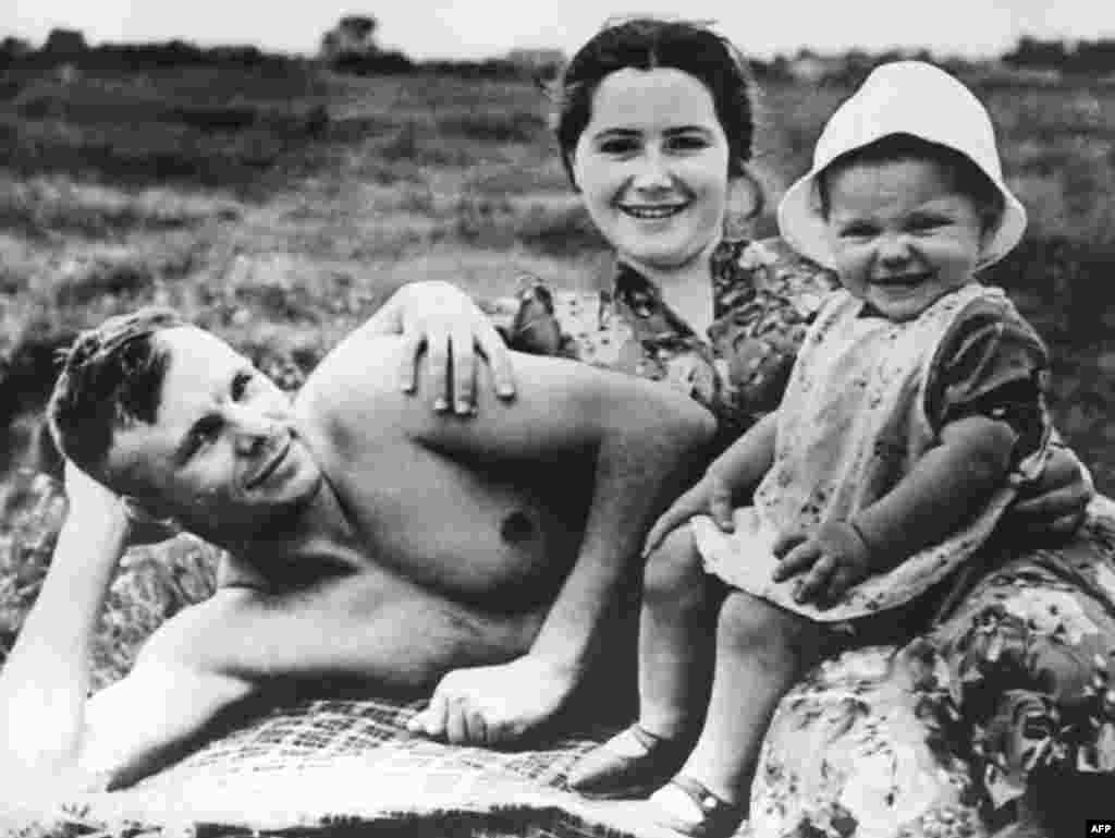 Юрий Гагарин на пляже со своей женой Валентиной и их дочерью Еленой в июне 1960 года. Менее чем через год он войдет в историю как первый человек, совершивший путешествие в космос.