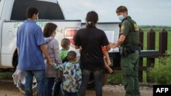 Migrantlar Meksikanyň serhedinden ABŞ-a geçýärler.