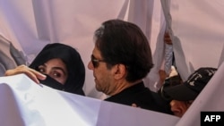 عمران خان او د هغه ښځه بشرا بي بي د مې پر ۱۵مه د لاهور های کورټ ودانۍ ته د داخلېدو پر مهال.
