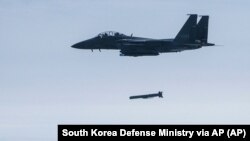 Південнокорейський винищувач F-15K випускає ракету Taurus під час військових навчань. Південна Корея, 24 березня 2023 року 