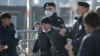 Российская полиция ведет иностранного гражданина в центра временного содержания. Иллюстративное фото. 