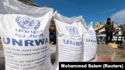 Raseljeni Palestinci čekaju na pomoć UNRWA-e u Rafahu, južno područje Pojasa Gaze, 7. marta 2024.