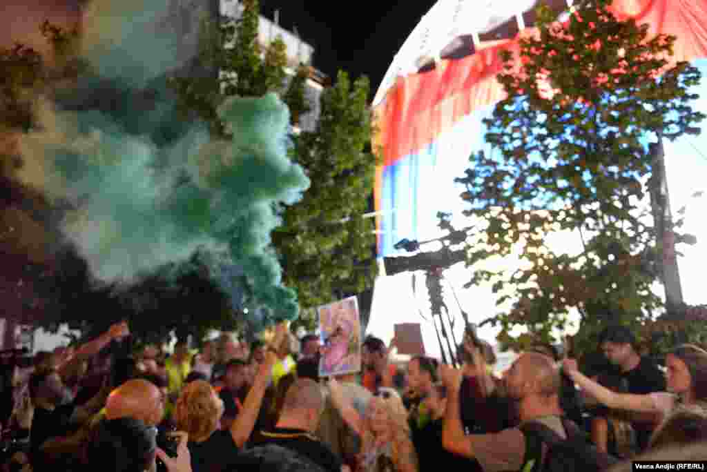 Stotine demonstranata okupilo se na devetnaestom protestu "Srbija protiv nasilja" 8. septembra ispred privatne televizije Pink. Među glavnim zahtevima demonstranata, bilo je ukidanje rijaliti programa koji se emituje na Pinku, a da se toj televiziji oduzme nacionalna frekvencija.