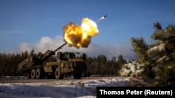 Військові 45-ї окремої артилерійської бригади ЗСУ ведуть вогонь із шведської самохідної гаубиці Archer по позиціях армії РФ на Донеччині, 16 грудня 2023 року