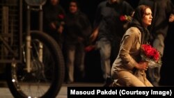 مژده شمسایی در اجرای نمایش «مجلس شبیه در ذکر مصائب استاد نوید ماکان و همسرش مهندس رُخشید فرزین» در سال ۱۳۸۴