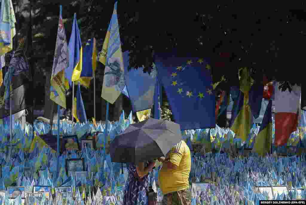 Киевдеги Эгемендүүлүк аянты. Орусия баштаган согушта курман болгон жоокерлерди эскерүү жайы.&nbsp;&nbsp;