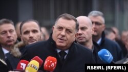 Milorad Dodik, predsjednik Republike Srpske, obraća se novinarima ispred Suda Bosne i Hercegovine (arhivska fotografija).