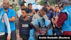 په غزه کې د ۲۰۲۳ز کال د اکتوبر پر ۱۰مه د وژل شوي فلسطيني خبريال محمد صبح ملګرو د هغه په وينو لړلی واسکټ او مړی راخيستی دی. 
