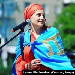 Леране Хайбуллаєва з прапором кримських татар на День Незалежності України в Ірпені