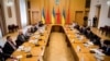 Під час зустрічі міністра закордонних справ України Дмитра Кулеби (ліворуч) і спеціального представника Китаю Лі Хуея (праворуч). Київ, 17 травня 2023 року