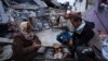 Palestinska porodica ispred svog uništenog doma u izraelskim vazdušnim napadima u Rafi, Pojas Gaze, ponedeljak, 18. mart 2024.