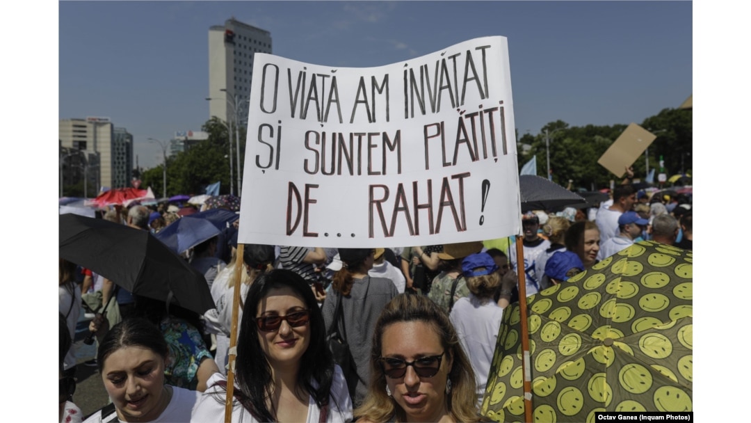 Una din mesajele sugestive ale profesorilor care au iești în stradă săptămâna trecută pentru a-și manifesta nemulțumirile.