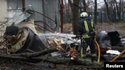 Na mestu ruskog udara u Harkivu vatrogasac gasi ostatke rakete za koju Ukrajina tvrdi da je napravljena u Severnoj Koreji, 2. januara 2024.