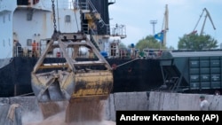 Завантаження зерна в українському порту Ізмаїл, квітень 2023 року