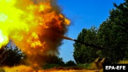 Українські військові ведуть вогонь по позиціях армії РФ із трофейного танка Т-80, захопленого під час наступальної кампанії неподалік Бахмута на Донеччині. Літо 2023 року