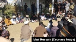 له هنګو، اورکزو او کوهاټ ضلعو مشرانو د ډېسېمبر پر ۱۱مه، د کورمې له ډېپټي کمېشنر جاویدالله مسود سره وليدل.