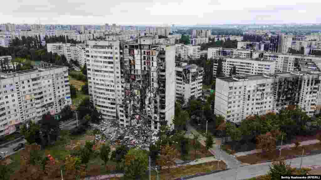 Оштетени станбени блокови во Салтивка, предградие на Харкив, видени на 13 септември 2022 година.