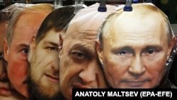 Маски із зображеннями президента Росії Путіна, очільника ПВК «Вагнер» Євгена Пригожина, голови Чечні Рамзана Кадирова, Олександра Лукашенка і за ним, ймовірно, міністра оборони РФ Сергія Шойгу (справа наліво) у сувенірній крамниці Санкт-Петербурга, Росія, 5 червня 2023 року