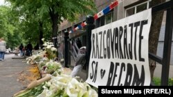 Граѓаните оддаваат почит ден по масовното пукање во основно училиште, 4 мај 2023 година.
