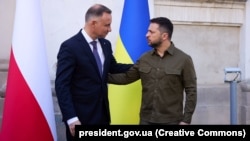 «Я кажу так: «давайте зберігати спокій, будь ласка, не піднімайте температуру, тому що це суперечка, яка стосується невеликої частини наших відносин», – сказав Анджей Дуда.