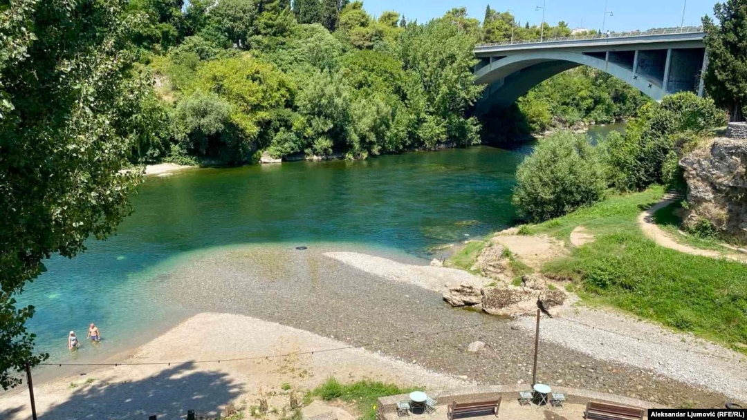 Kupalište na Morači u centru Podgorice za vrijeme visokih temperatura