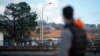 Migrant gleda na graničnu patrolu francuske policije na španjolsko-francuskom graničnom mostu u Santiagu između Iruna (Španija) i Hendayea (Francuska), foto arhiv