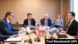 Шефот за надворешна политика на Европската унија, Жозеп Борел, се состана со српскиот претседател Александар Вучиќ, лево, и косовскиот премиер Албин Курти, десно, за време на состанокот на високо ниво за дијалог Белград-Приштина во Брисел, вторник, 2 мај , 2023.