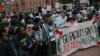 Studenti i drugi demonstriraju u protestnom kampu u Univerzitetskom dvorištu u znak podrške Palestincima u Gazi, na Univerzitetu George Washington u Washingtonu, SAD, 25. aprila 2024.
