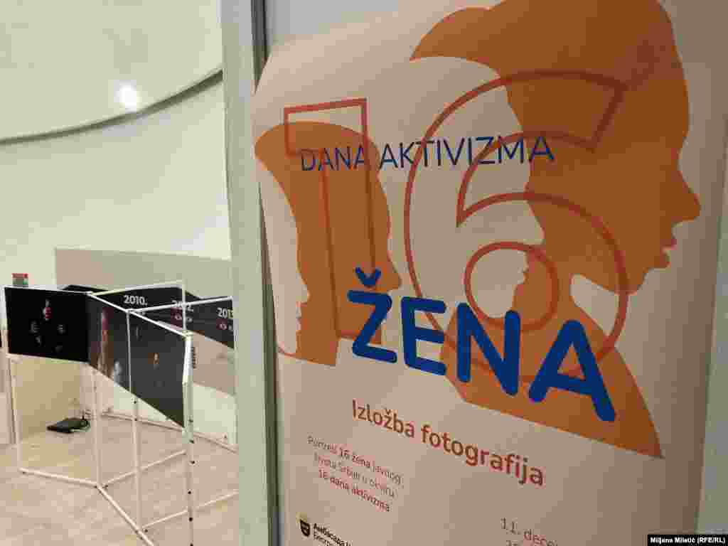 Cilj izložbe &quot;16 žena&quot; je da se ukaže na psihološko nasilje koje često ostaje nevidljivo i nepriznato, kao i da se podstaknu žene na hrabrost i snagu da se tome odupru.