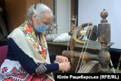 Віра Аннусова показує, як пряли в давнину