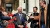 Američki ambasador u Srbiji Kristofer Hil u razgovoru sa novinarima ispred Skupštine Srbije, 20. april 2023. 