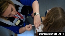 Medicinska sestra ubrizgava dozu vakcine protiv humanog papiloma virusa (HPV) u Francuskoj, 9. oktobar 2023.
