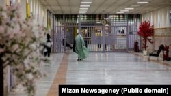 عکس مربوط به فضای داخلی یکی از زندان‌های زنان در ایران است.