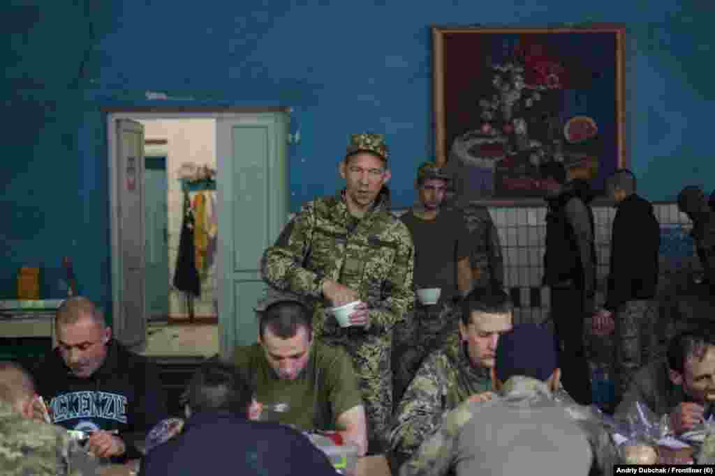 Обід у їдальні. Якщо колишній ув&#39;язнений, який підписав контракт із ЗСУ на умовах УДЗ, втече, то до невідбутого строку покарання йому додадуть ще 8-10 років