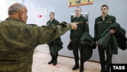 Recruții ruși își probează uniformele la un birou local de recrutare înainte de a pleca în Armată (fotografie de arhivă) 