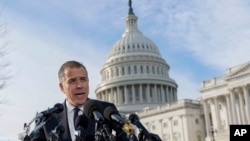 Hunter Biden, sin predsjednika Joea Bidena, razgovara s novinarima u američkom Capitolu, u Washingtonu, u srijedu, 13. decembra 2023. 