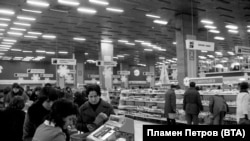 Във вече ремонтираните Централни софийски хали преди Нова година, 1977 г.