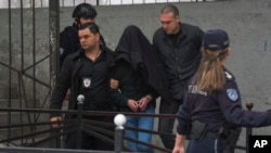 Privođenje osumnjičenog učenika nakon pucnjave