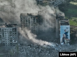 З палаючих житлових будинків у Бахмуті піднімається дим, 2023 рік