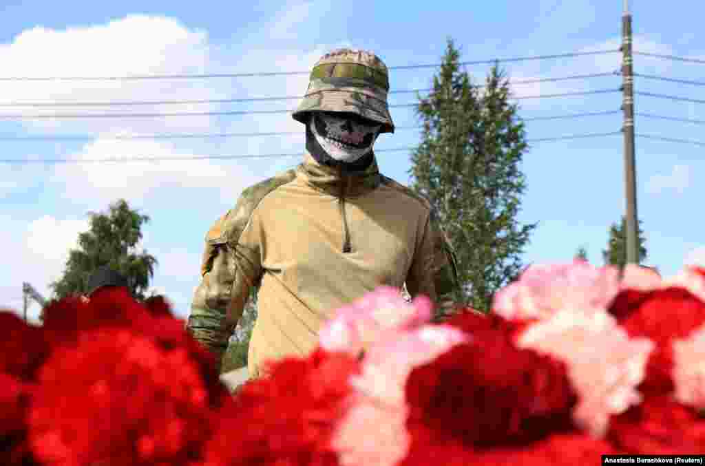 Наемник ЧВК "Вагнер" посещает стихийный мемориал, появившийся после смерти основателя ЧВК Евгения Пригожина. Петербург, 24 августа 2023 года