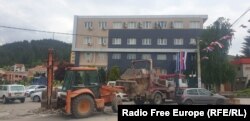Bageri uklanjaju pijesak bačen ispred zgrade Opštine Leposavić.
