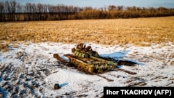 Знищений Силами оборони України танк армії РФ на пшеничному полі. Харківщина, 22 лютого 2023 року