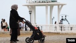 Lokalne tradicije u Čečeniji i Ingušetiji nalažu da djeca pripadaju ocu i njegovoj porodici. 