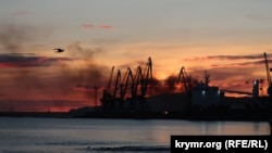 Наслідки удару, під час якого був знищений російський великий десантний корабель «Новочеркаськ» у порту Феодосії в окупованому Криму, 26 грудня 2023 року. Ілюстраційне фото