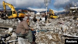 Жена на фона на разрушенията в Газиантеп, Турция