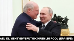 Олександр Лукашенко (л) і Володимир Путін