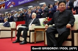 Володимир Путін (ліворуч) і лідер Північної Кореї Кім Чен Ин. Пхеньян, 19 червня 2024 року