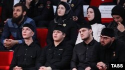 Нохчийчоьнан куьйгалхочун бераш: Эли, Адам, Ахьмад, мехкан культурин министр Кадырова Iайшат, Табарик, ХутIмат 