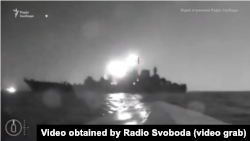 Скріншот із відео, наданого Радіо Свобода джерелом у СБУ 4 серпня 2023 року. На відео морський дрон (безекіпажний-катер) наближається до російського десантного корабля «Оленьогірський гірник» поблизу порту Новоросійська, Росія, ілюстративне фото